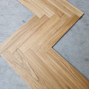 Parkiet dębowy fazowany lakierowany 11x70x490 (22,6 m2)